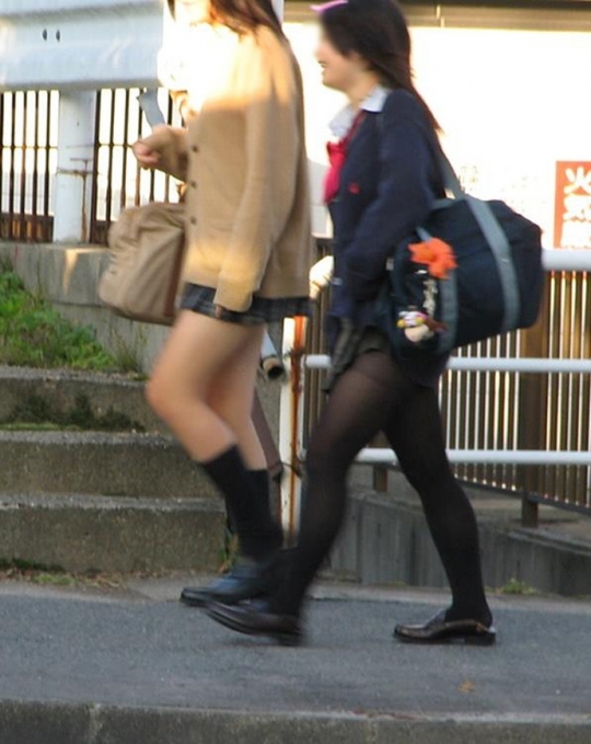 【冬服 パンチラ】黒タイツを履いた女子高生たちを華麗に盗撮part2014