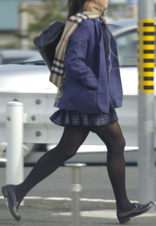 【冬服 パンチラ】黒タイツを履いた女子高生たちを華麗に盗撮part2015