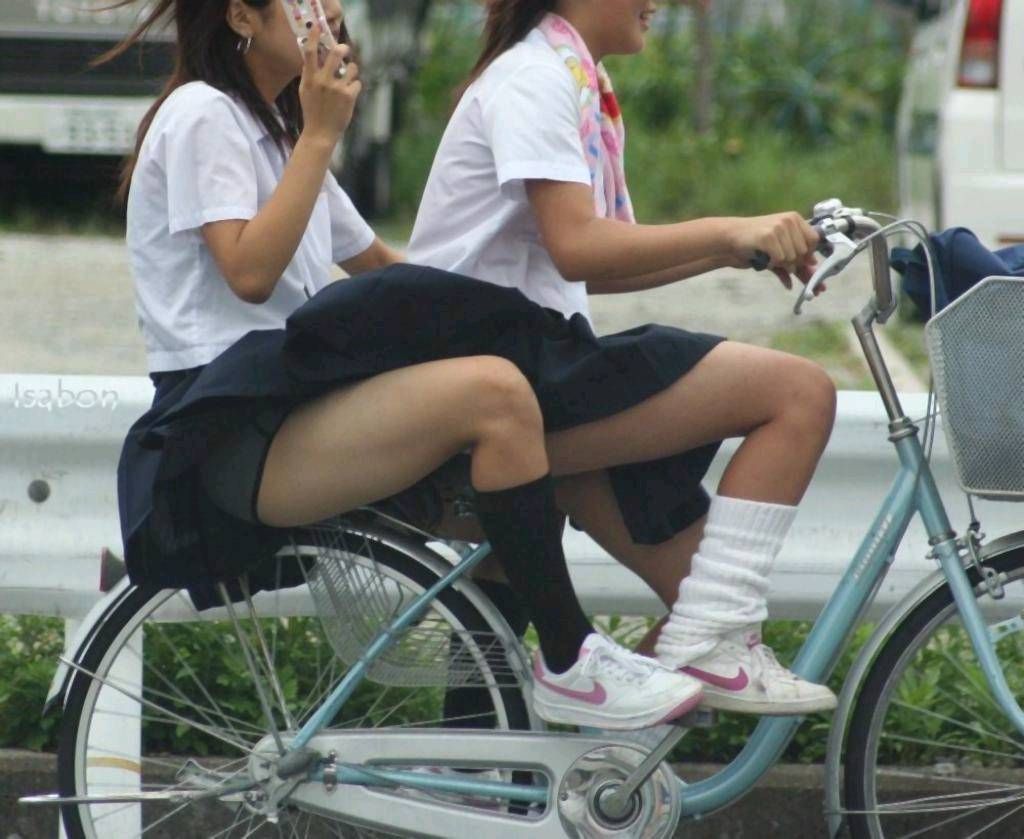 青春真っ盛りな女子高生の自転車パンチラをアホ面で盗撮したったpart3 (22枚)002