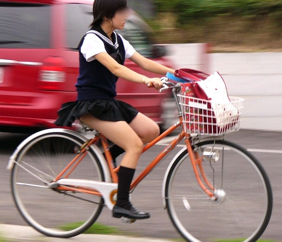 青春真っ盛りな女子高生の自転車パンチラをアホ面で盗撮したったpart3 (22枚)012