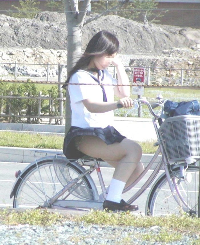 青春真っ盛りな女子高生の自転車パンチラをアホ面で盗撮したったpart3 (22枚)020
