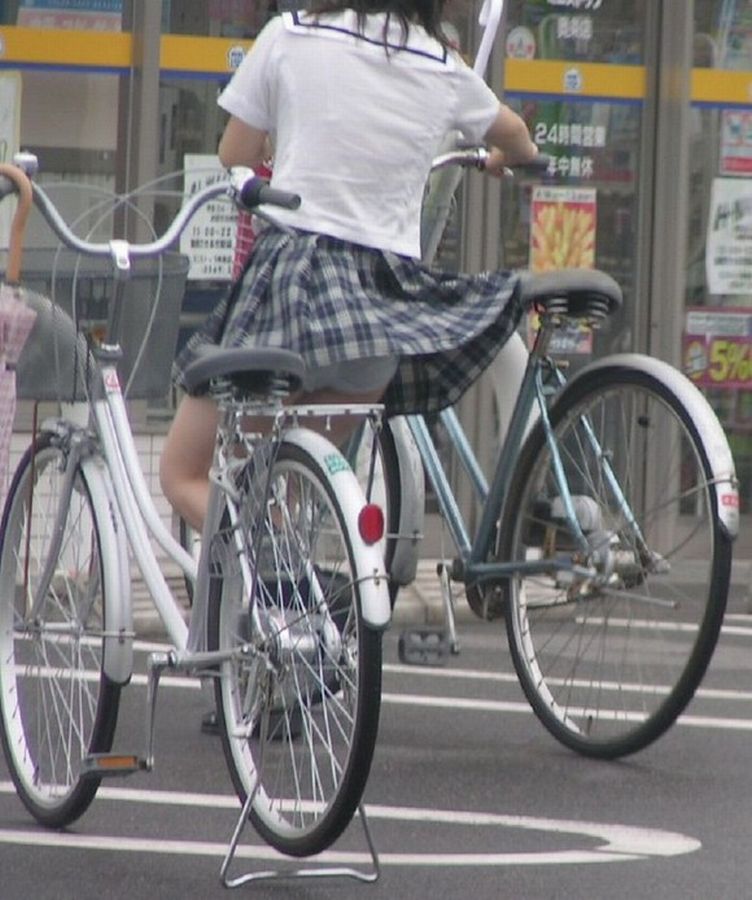 青春真っ盛りな女子高生の自転車パンチラをアホ面で盗撮したったpart4【駐輪場編】016