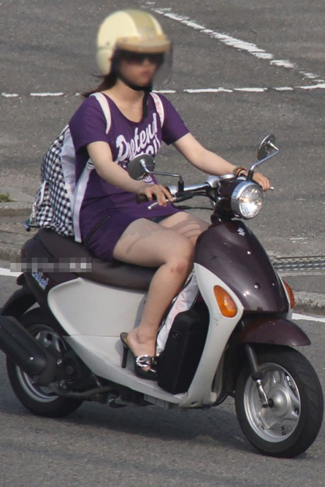 バイクに跨るミニスカ女は盗撮チャンス！サドルが太いからしょうがない004