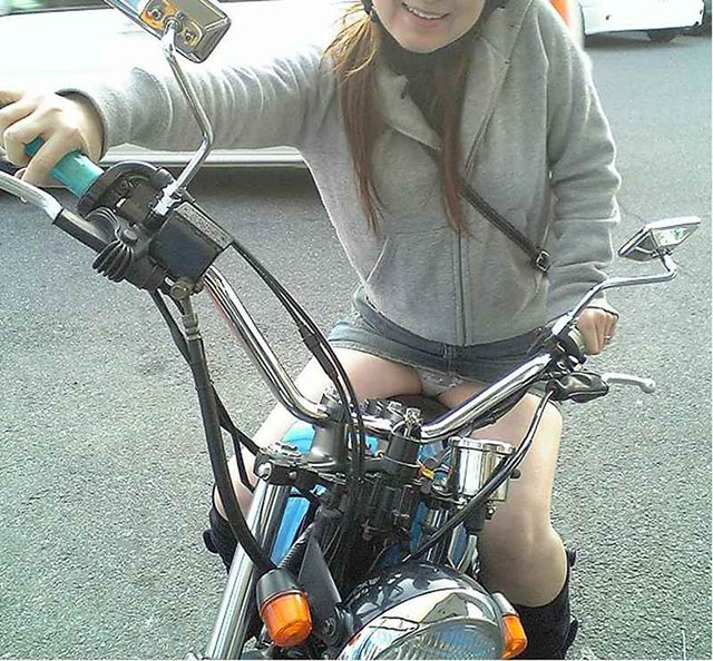 バイクに跨るミニスカ女は盗撮チャンス！サドルが太いからしょうがない005
