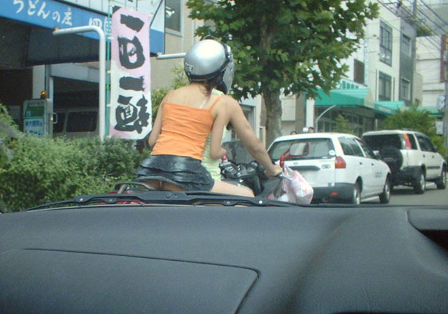 バイクに跨るミニスカ女は盗撮チャンス！サドルが太いからしょうがない017