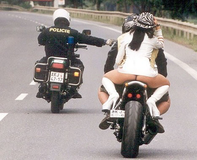 バイクに跨るミニスカ女は盗撮チャンス！サドルが太いからしょうがない020