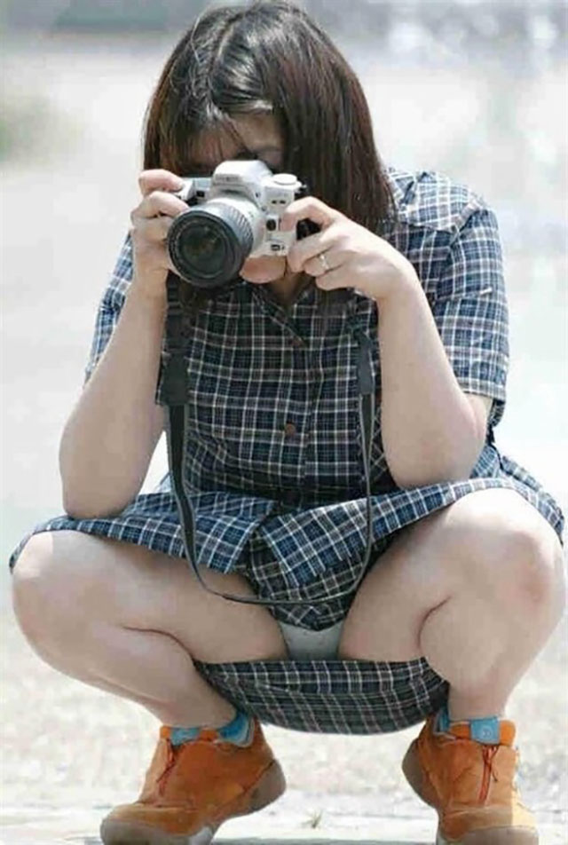 カメラを構えて撮影する女性を逆に盗撮したら、おもいっきりパンチラしてくれた002
