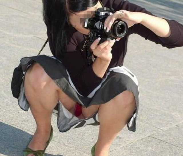 カメラを構えて撮影する女性を逆に盗撮したら、おもいっきりパンチラしてくれた003