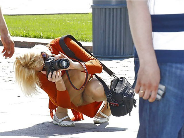 カメラを構えて撮影する女性を逆に盗撮したら、おもいっきりパンチラしてくれた029