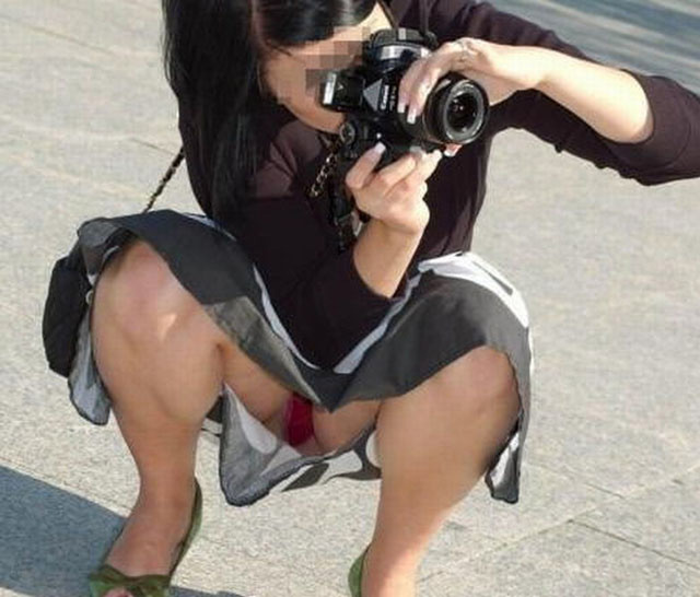 盗撮パンチラ画像!カメラ撮影している女性のパンツフォーカスしてます♡003
