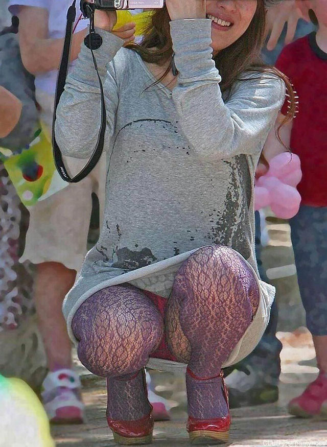 盗撮パンチラ画像!カメラ撮影している女性のパンツフォーカスしてます♡005