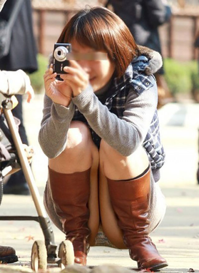 盗撮パンチラ画像!カメラ撮影している女性のパンツフォーカスしてます♡010