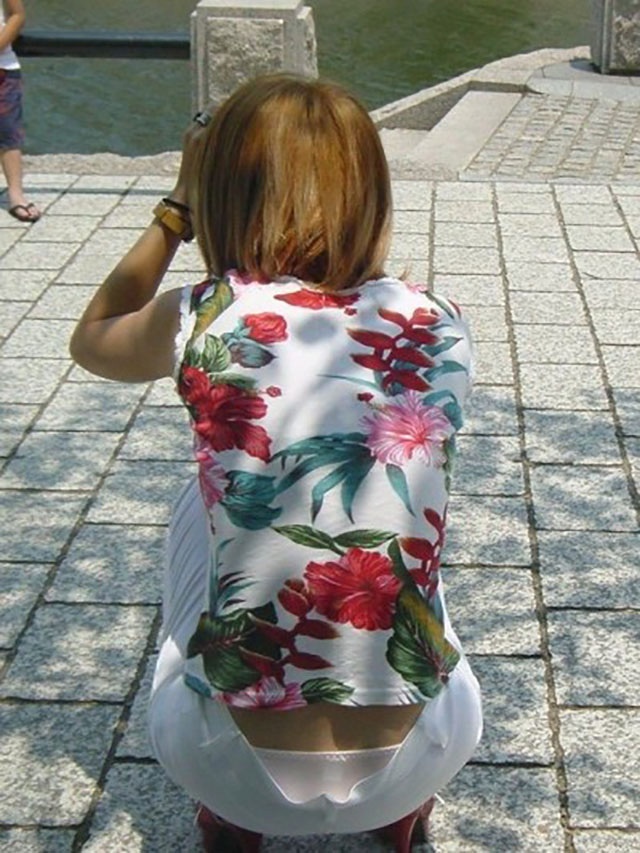 盗撮パンチラ画像!カメラ撮影している女性のパンツフォーカスしてます♡011