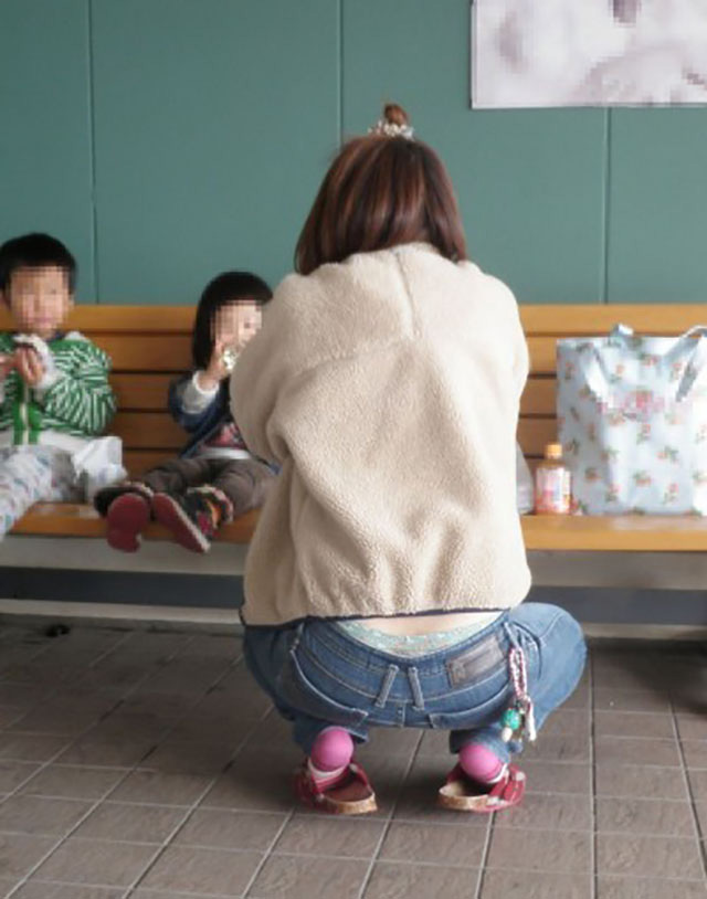 盗撮パンチラ画像!カメラ撮影している女性のパンツフォーカスしてます♡012