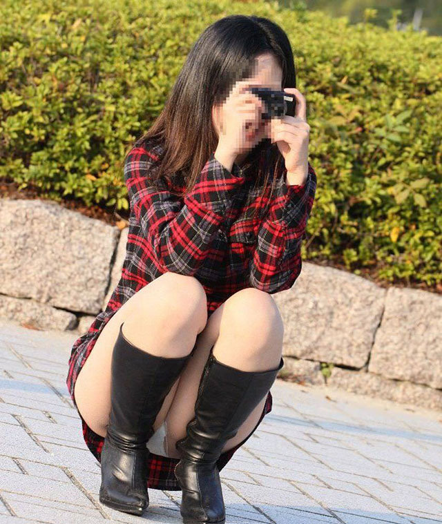 盗撮パンチラ画像!カメラ撮影している女性のパンツフォーカスしてます♡013