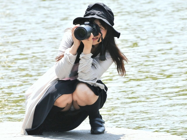 盗撮パンチラ画像!カメラ撮影している女性のパンツフォーカスしてます♡016