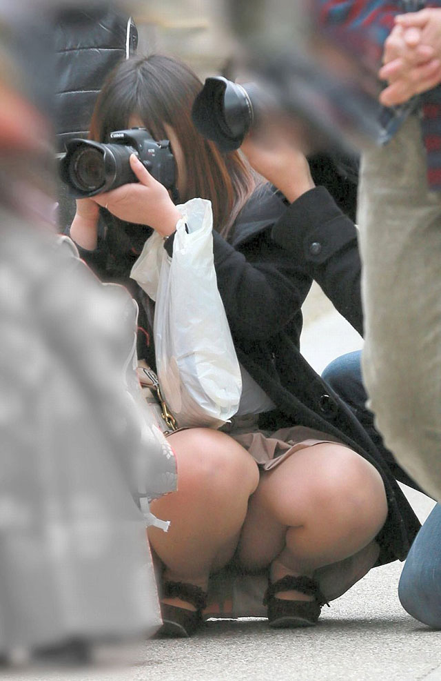 盗撮パンチラ画像!カメラ撮影している女性のパンツフォーカスしてます♡021