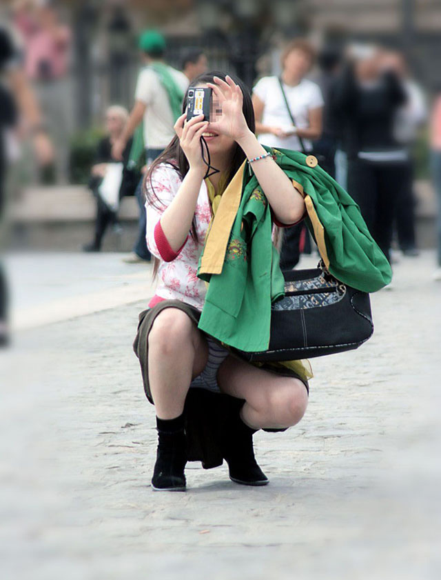 盗撮パンチラ画像!カメラ撮影している女性のパンツフォーカスしてます♡027