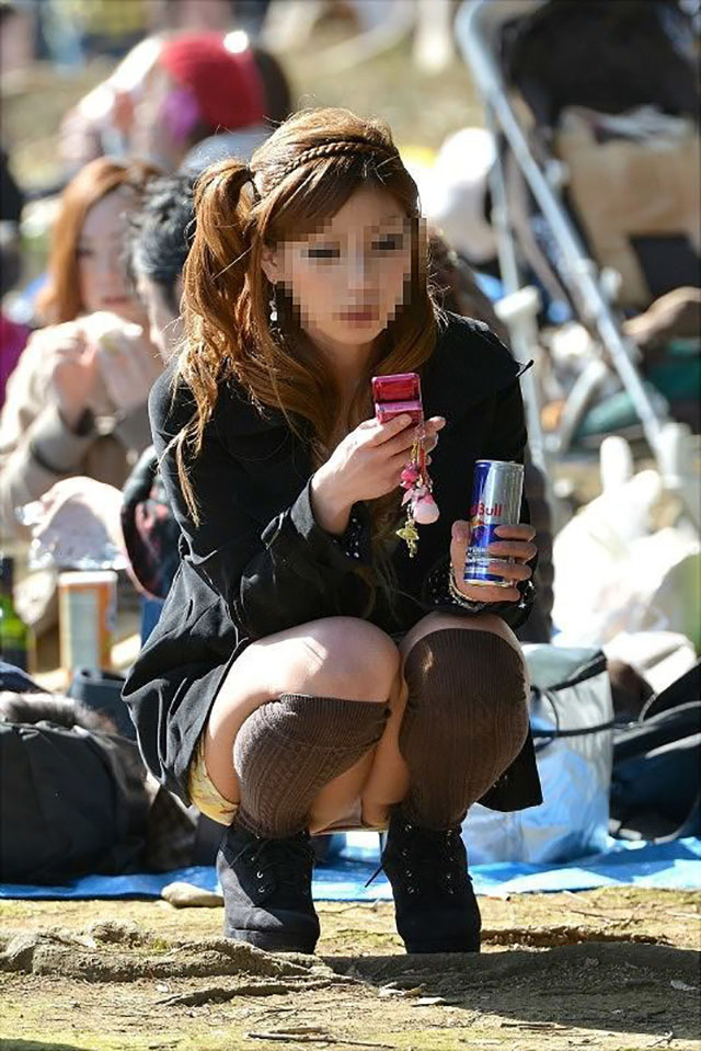 盗撮パンチラ画像!カメラ撮影している女性のパンツフォーカスしてます♡028