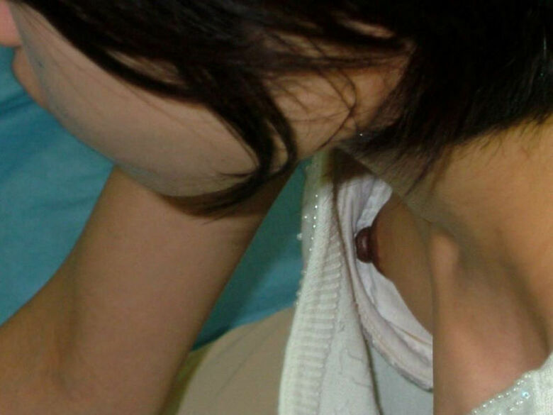 おっぱい丸見え 盗撮エロ画像！胸チラから乳首が見えているものを厳選したぜ!!002