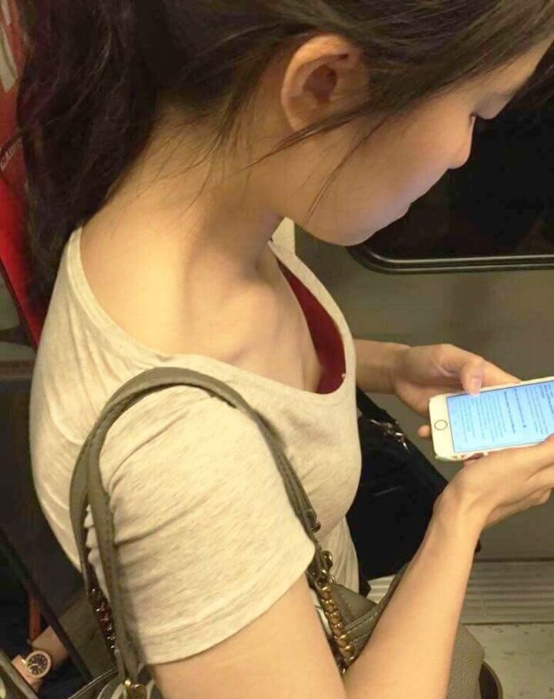 おっぱい丸見え 盗撮エロ画像！胸チラから乳首が見えているものを厳選したぜ!!004