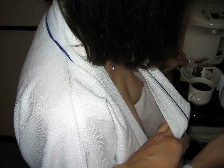 おっぱい丸見え 盗撮エロ画像！胸チラから乳首が見えているものを厳選したぜ!!005