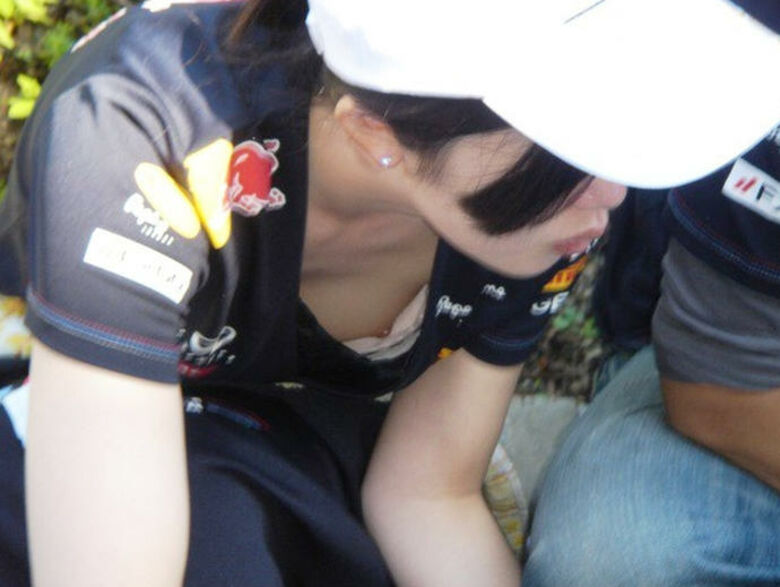 おっぱい丸見え 盗撮エロ画像！胸チラから乳首が見えているものを厳選したぜ!!010