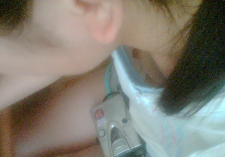 おっぱい丸見え 盗撮エロ画像！胸チラから乳首が見えているものを厳選したぜ!!012