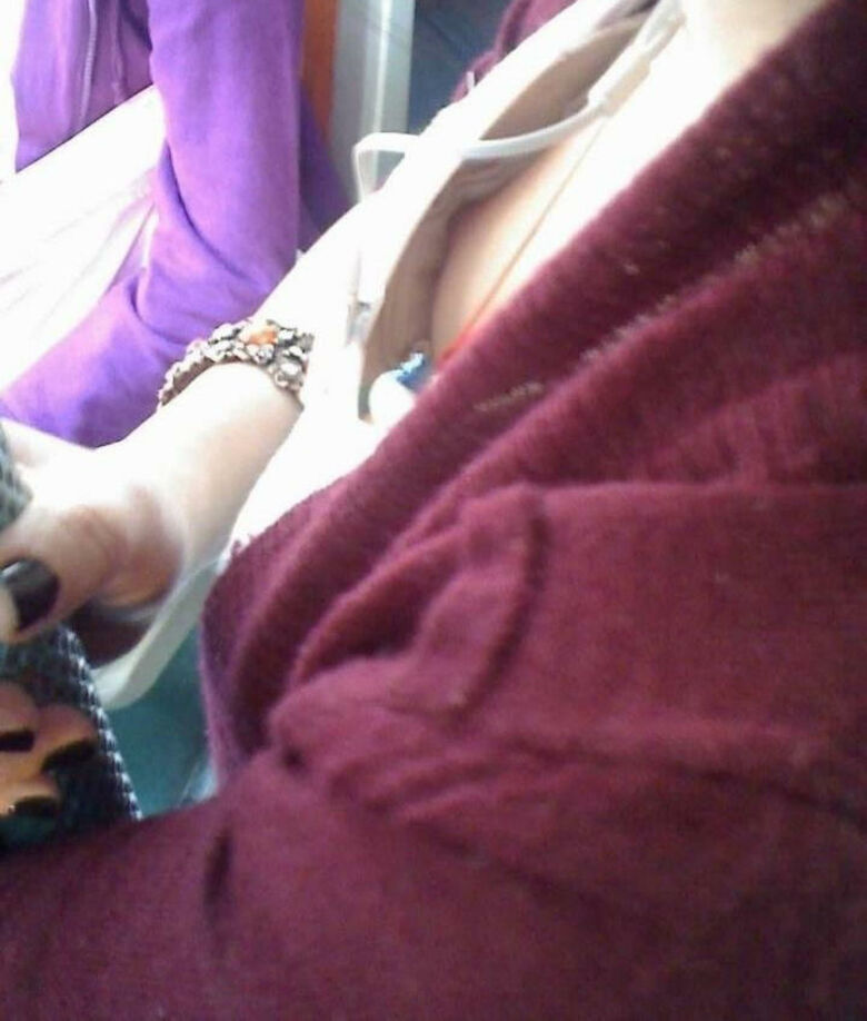 おっぱい丸見え 盗撮エロ画像！胸チラから乳首が見えているものを厳選したぜ!!014