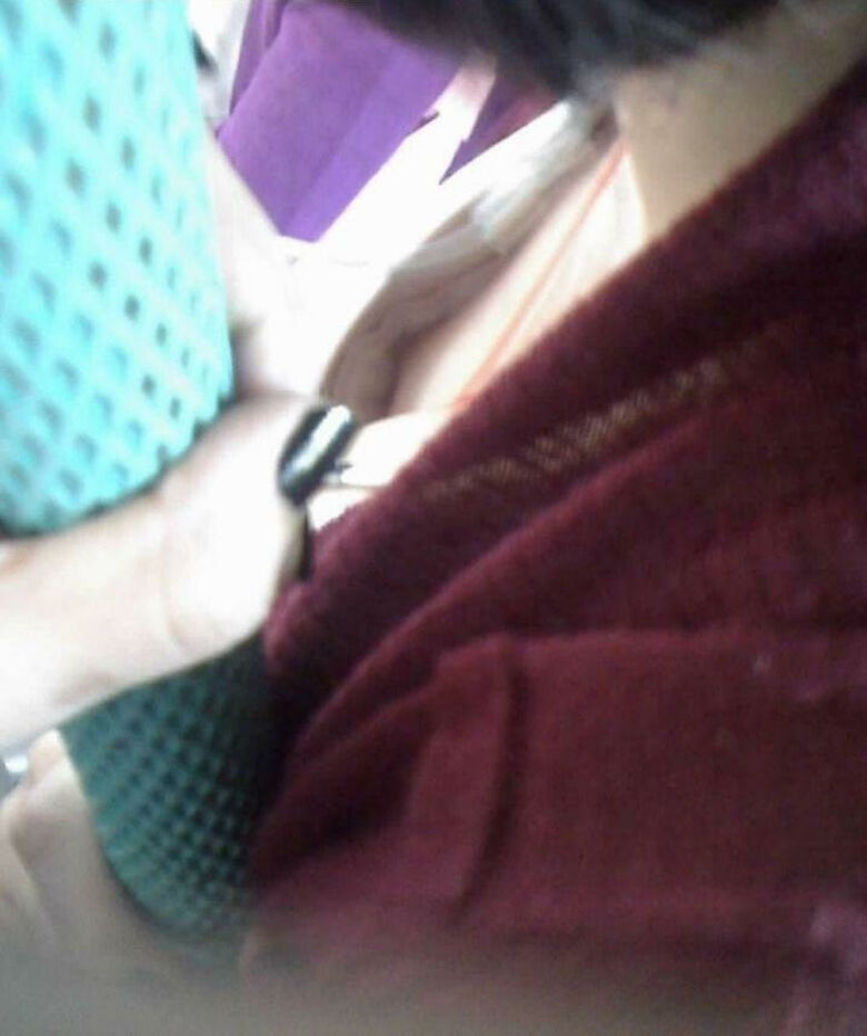 おっぱい丸見え 盗撮エロ画像！胸チラから乳首が見えているものを厳選したぜ!!015