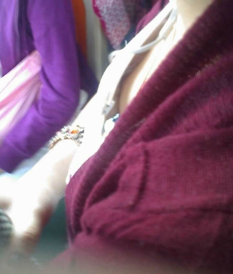 おっぱい丸見え 盗撮エロ画像！胸チラから乳首が見えているものを厳選したぜ!!016