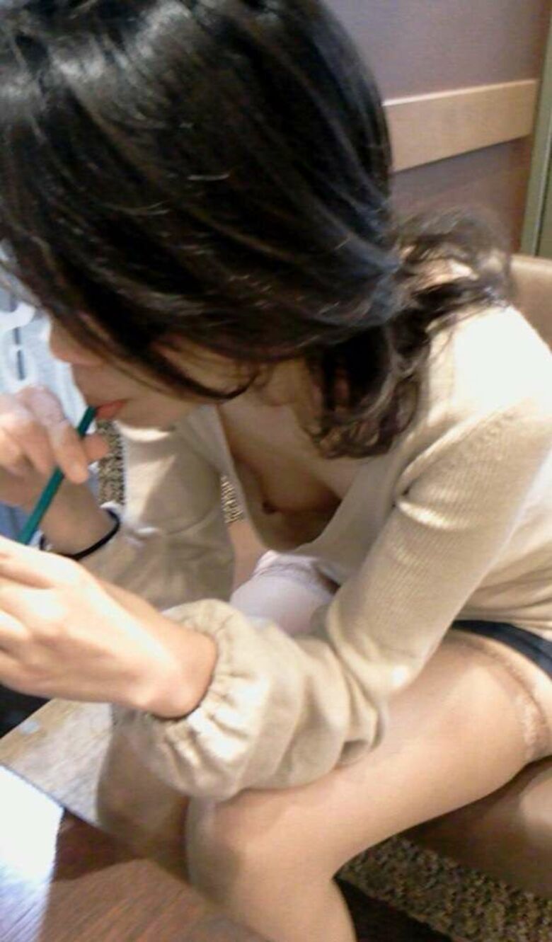 おっぱい丸見え 盗撮エロ画像！胸チラから乳首が見えているものを厳選したぜ!!018