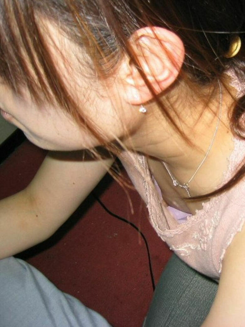 おっぱい丸見え 盗撮エロ画像！胸チラから乳首が見えているものを厳選したぜ!!019