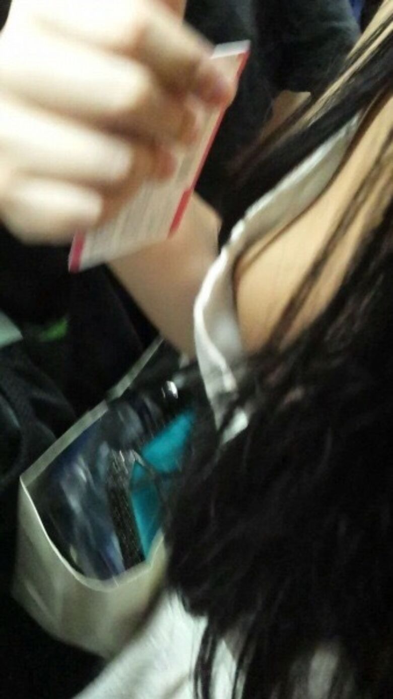 おっぱい丸見え 盗撮エロ画像！胸チラから乳首が見えているものを厳選したぜ!!020