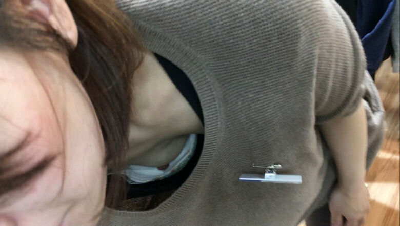 おっぱい丸見え 盗撮エロ画像！胸チラから乳首が見えているものを厳選したぜ!!024