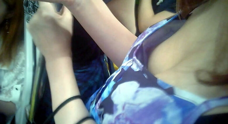 おっぱい丸見え 盗撮エロ画像！胸チラから乳首が見えているものを厳選したぜ!!032