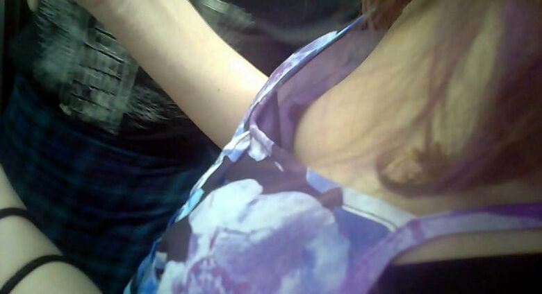 おっぱい丸見え 盗撮エロ画像！胸チラから乳首が見えているものを厳選したぜ!!033