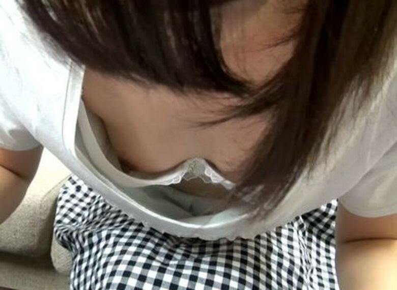 おっぱい丸見え 盗撮エロ画像！胸チラから乳首が見えているものを厳選したぜ!!034