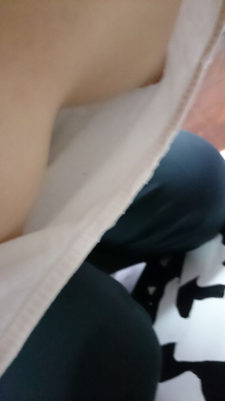 おっぱい丸見え 盗撮エロ画像！胸チラから乳首が見えているものを厳選したぜ!!038