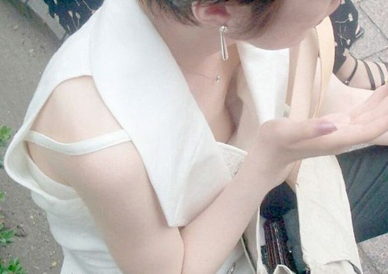 おっぱい丸見え 盗撮エロ画像！胸チラから乳首が見えているものを厳選したぜ!!040