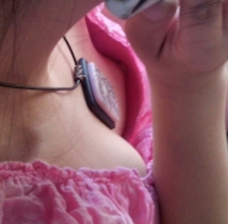 おっぱい丸見え 盗撮エロ画像！胸チラから乳首が見えているものを厳選したぜ!!041