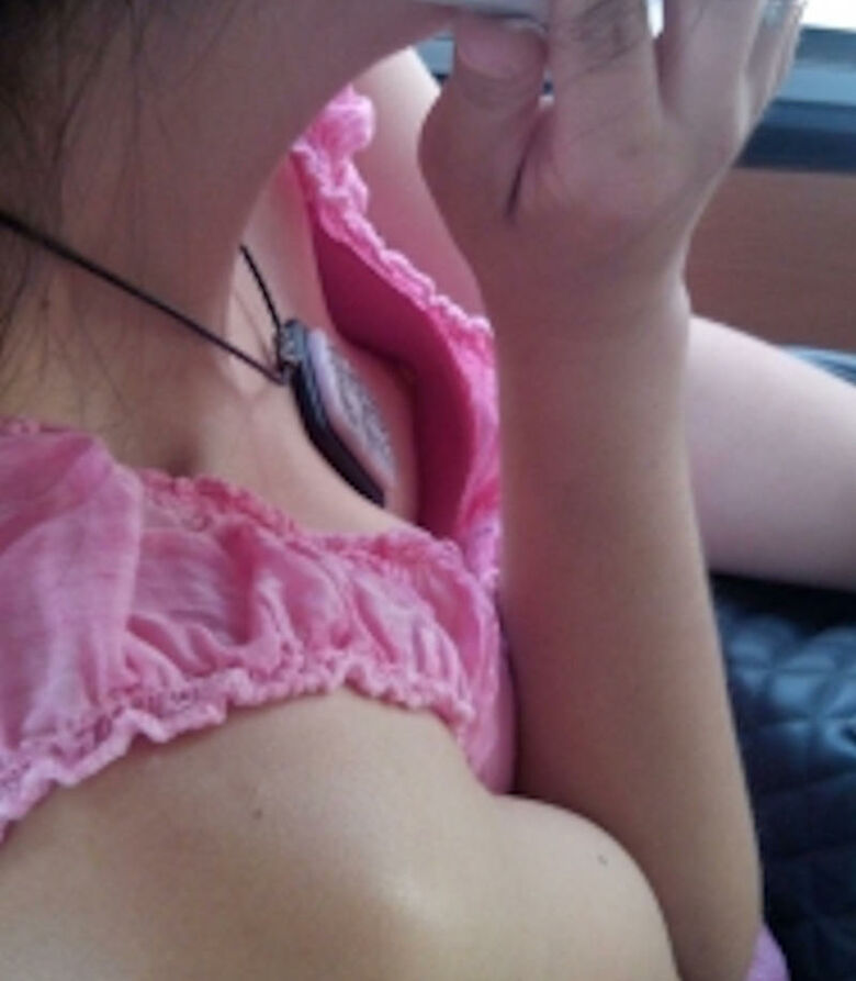 おっぱい丸見え 盗撮エロ画像！胸チラから乳首が見えているものを厳選したぜ!!042