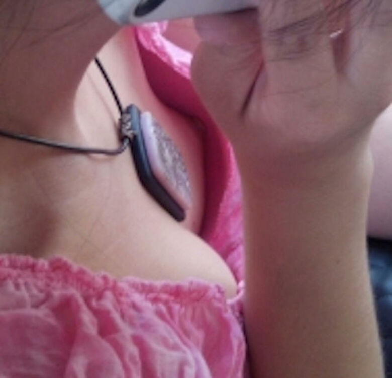 おっぱい丸見え 盗撮エロ画像！胸チラから乳首が見えているものを厳選したぜ!!043