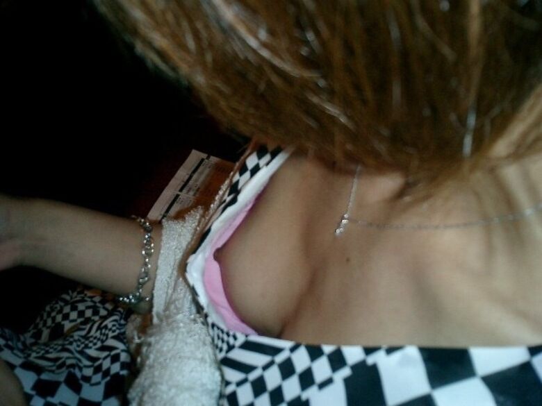 おっぱい丸見え 盗撮エロ画像！胸チラから乳首が見えているものを厳選したぜ!!046