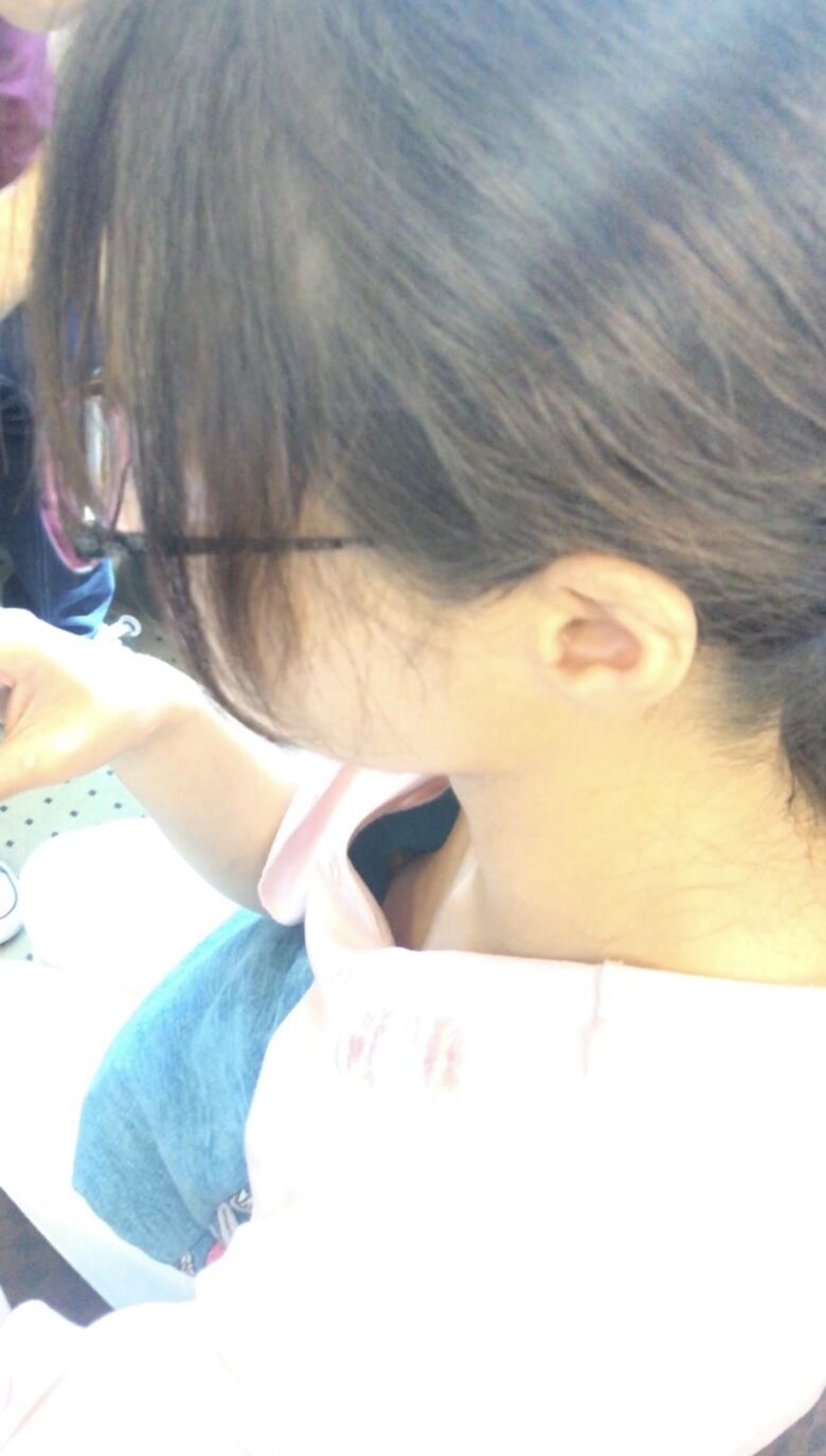 おっぱい丸見え 盗撮エロ画像！胸チラから乳首が見えているものを厳選したぜ!!047