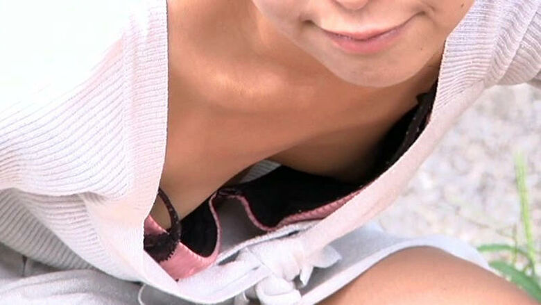 おっぱい丸見え 盗撮エロ画像！胸チラから乳首が見えているものを厳選したぜ!!048