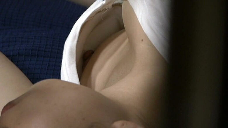 おっぱい丸見え 盗撮エロ画像！胸チラから乳首が見えているものを厳選したぜ!!049