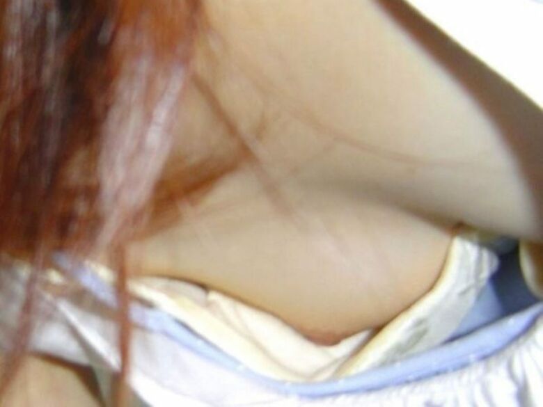 おっぱい丸見え 盗撮エロ画像！胸チラから乳首が見えているものを厳選したぜ!!050