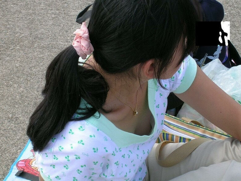 おっぱい丸見え 盗撮エロ画像！胸チラから乳首が見えているものを厳選したぜ!!053