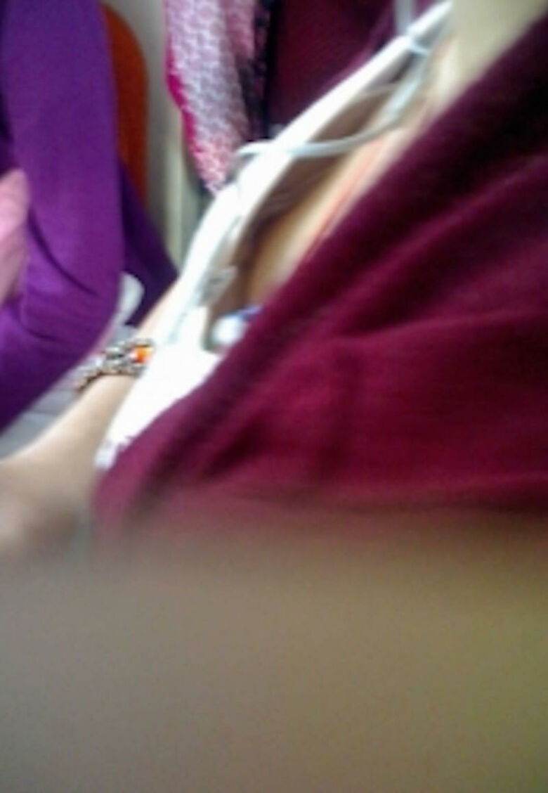 おっぱい丸見え 盗撮エロ画像！胸チラから乳首が見えているものを厳選したぜ!!054